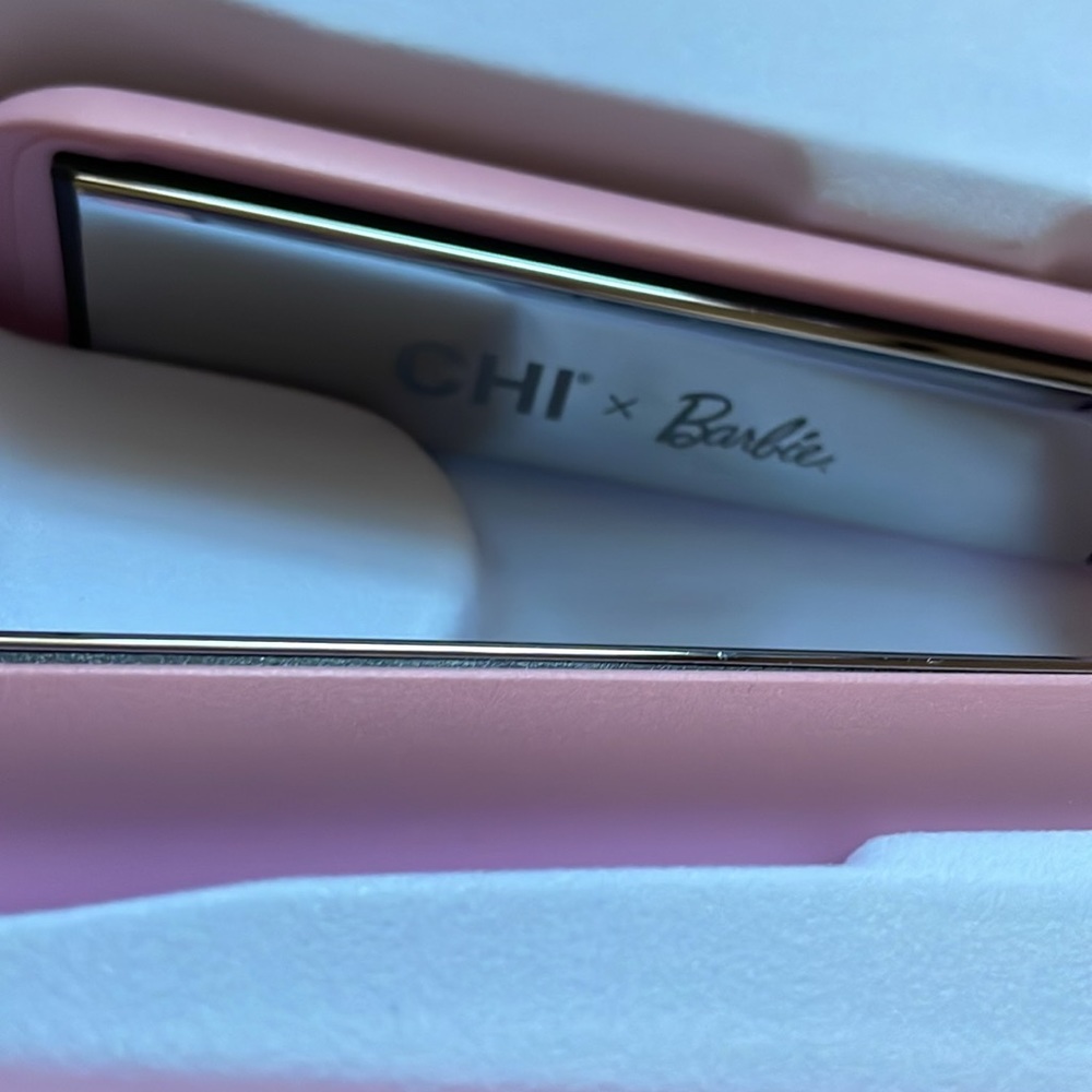Chi x Barbie NIB dream pink hairstyling iron with compact mirror and bag - Picture 4 of 4